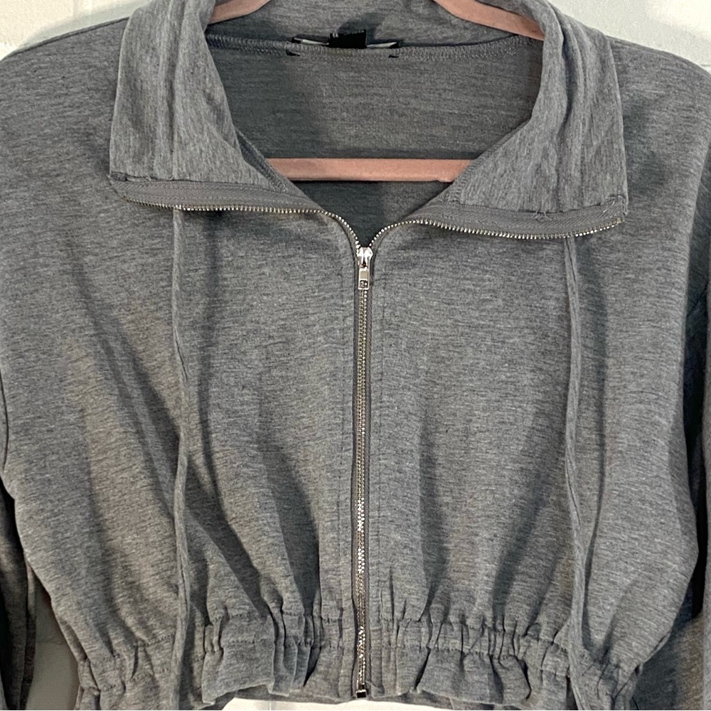 🎉$4 FOR $10🎉 FOREVER 21 Cropped Sweater - Picture 2 of 4